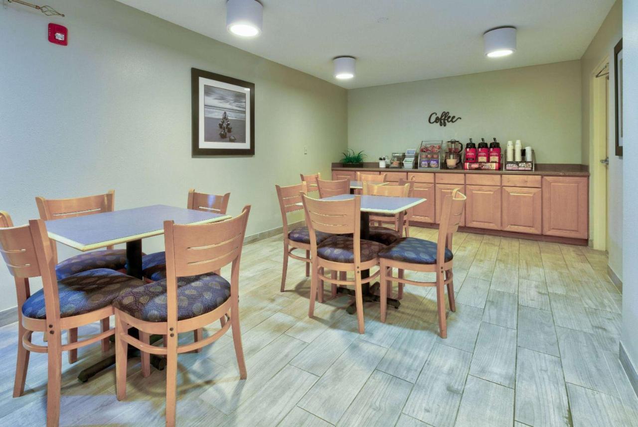 比洛克西/ 戴博维勒速8酒店 外观 照片